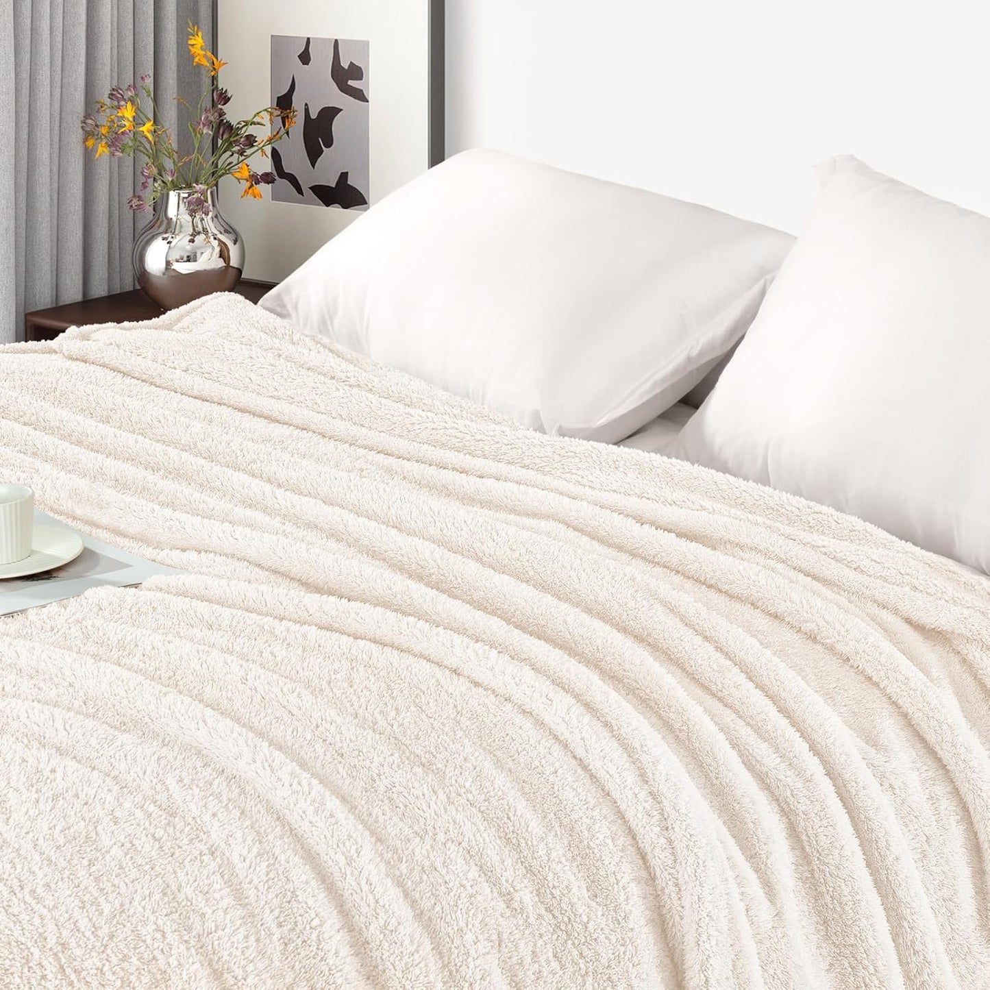 Exclusivo Mezcla Fleece Blanket for Couch, Soft and Cozy King Blankets for Women Men Girls Kids, Suitable for All Seasons, White, 90x104 Inches