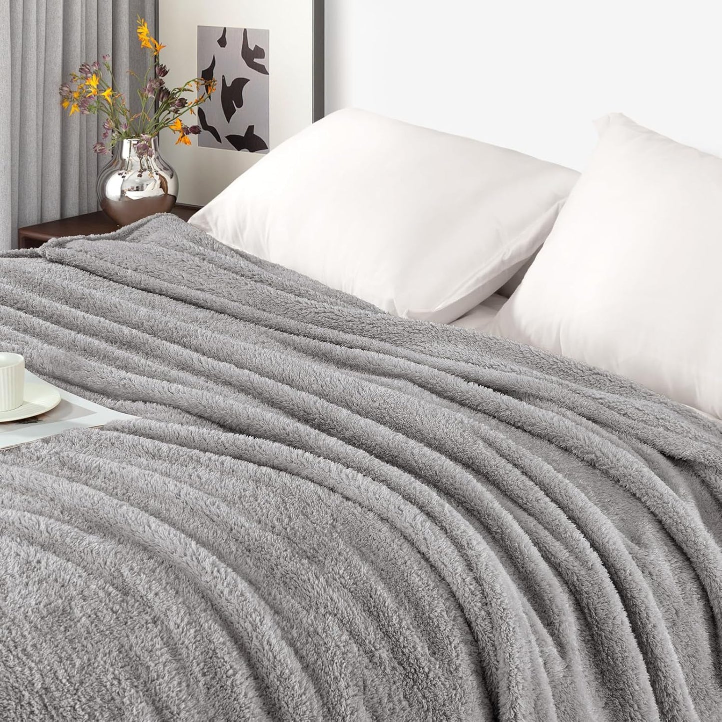 Exclusivo Mezcla Fleece Blanket for Couch, Soft and Cozy King Blankets for Women Men Girls Kids, Suitable for All Seasons, Light Grey, 90x104 Inches