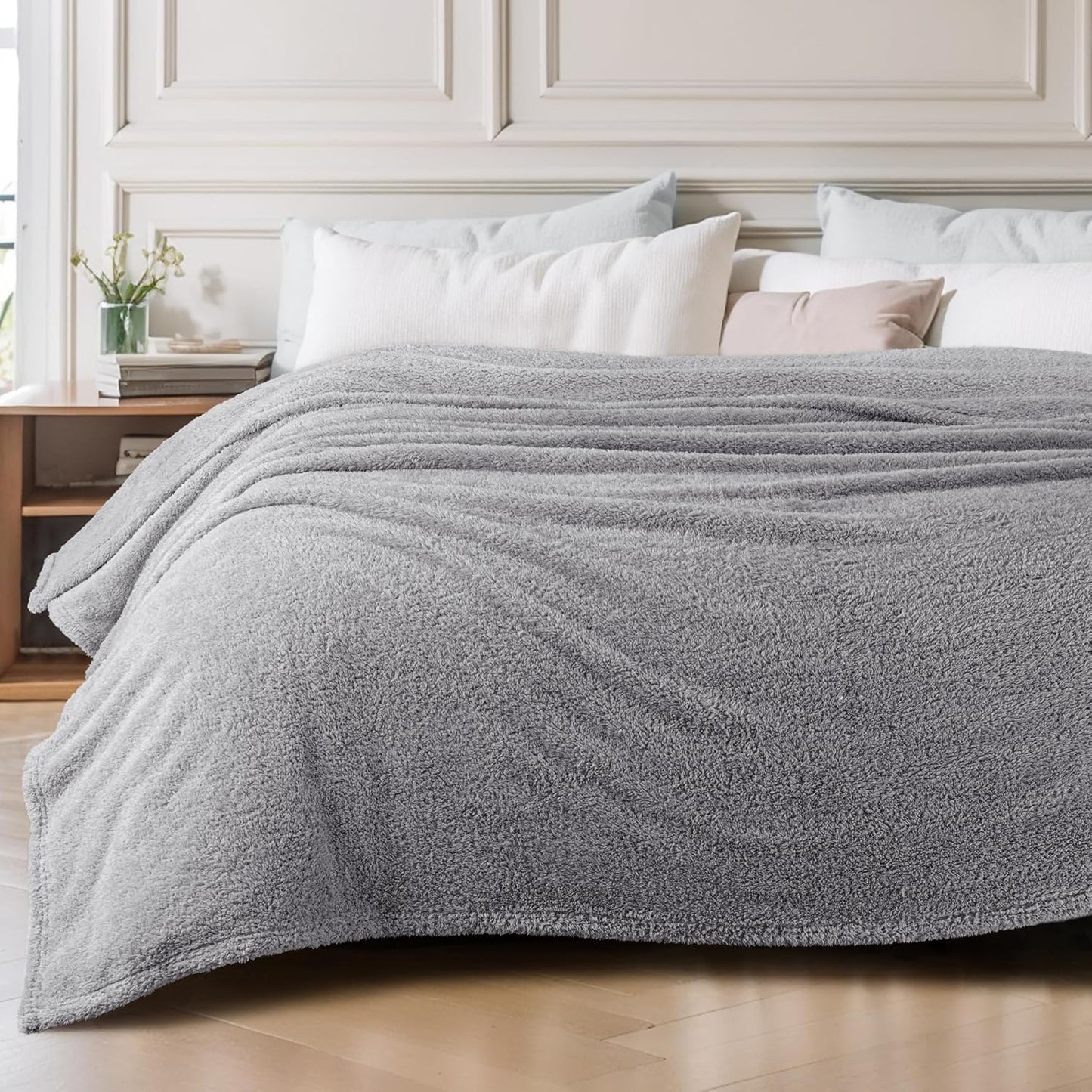 Exclusivo Mezcla Fleece Blanket for Couch, Soft and Cozy Twin Blankets for Women Men Girls Kids, Suitable for All Seasons, Light Grey, 60x80 Inches